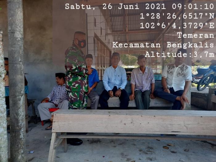 Antisipasi Penyebaran Covid 19, Babinsa Koramil 01 Bengkalis Gelar Komsos di Desa Temeran
