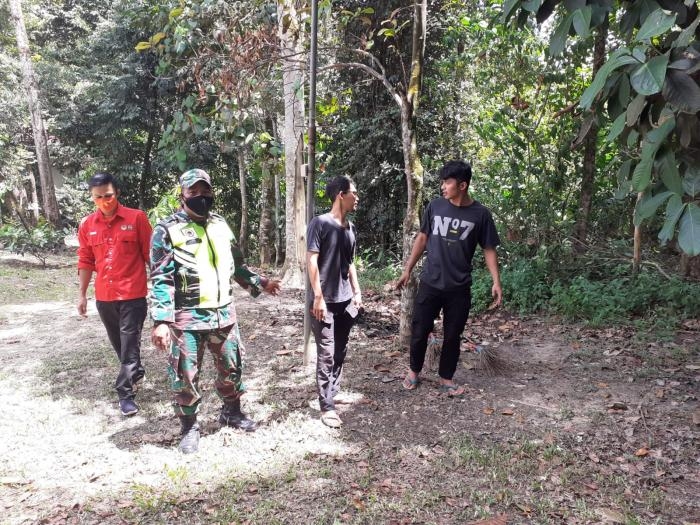 Pantau Titik Api, Serma Benriyadi Giat Lakukan Patroli Karlahut Bersama Warga Desa Lumbuk Umbut