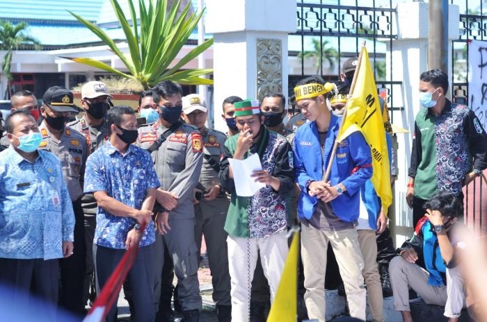 Puluhan Mahasiswa Yang Mengatasnamakan AMPIBI Mendatangi Kantor Bupati Bengkalis.