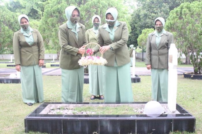 Peringati HUT Persit Ke - 75, Ny Winda Lizardo Gumay Ziarah ke Makam Pahlawan