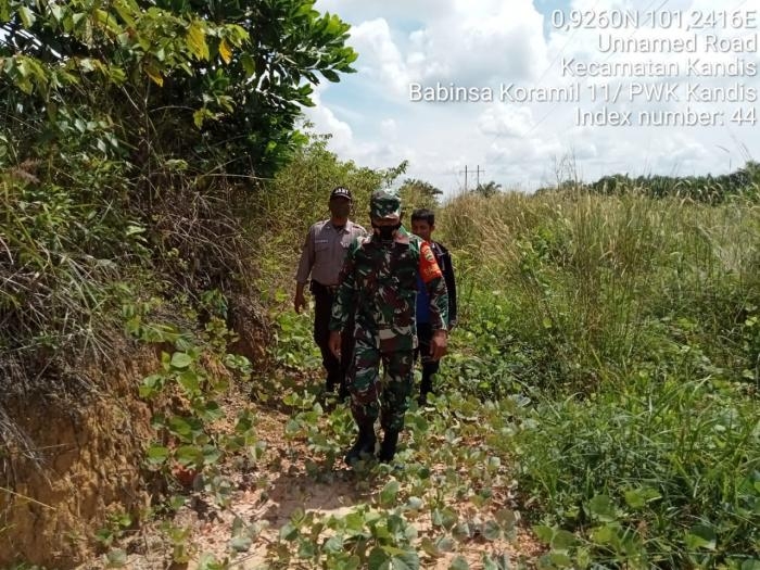 Situasi Cuaca Ektrim, Babinsa Kopda Dedi Irawan Lakukan Patroli Karlahut