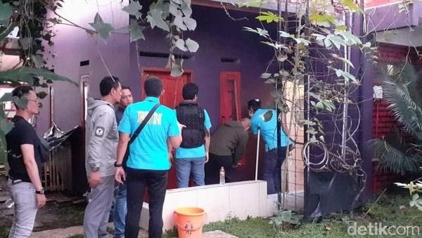 BNN Grebek Pabrik Narkoba Produksi Jutaan Pil di Bandung 