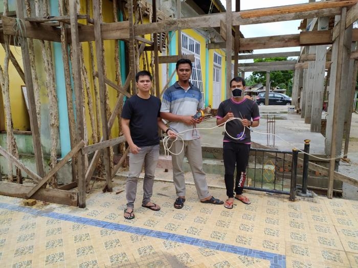 Dosen Elektro Polbeng Bantu Pemasangan Instalasi Listrik Rumah Ibadah di Desa Lubuk Muda Siak Kecil