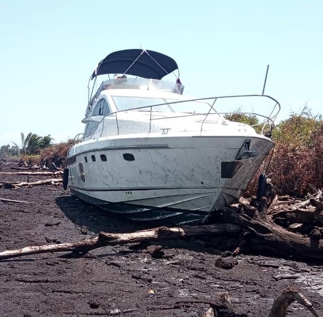 Alamak! Kapal Pesiar Asing Terdampar di Pulau Bengkalis   