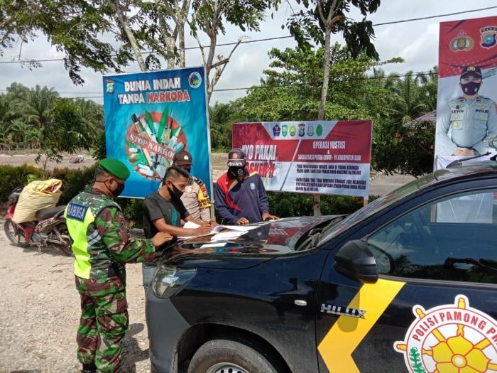 Anggota Danramil 12/Pwk Sabak Auh kembali gelar patroli yustisi protokol kesehatan.