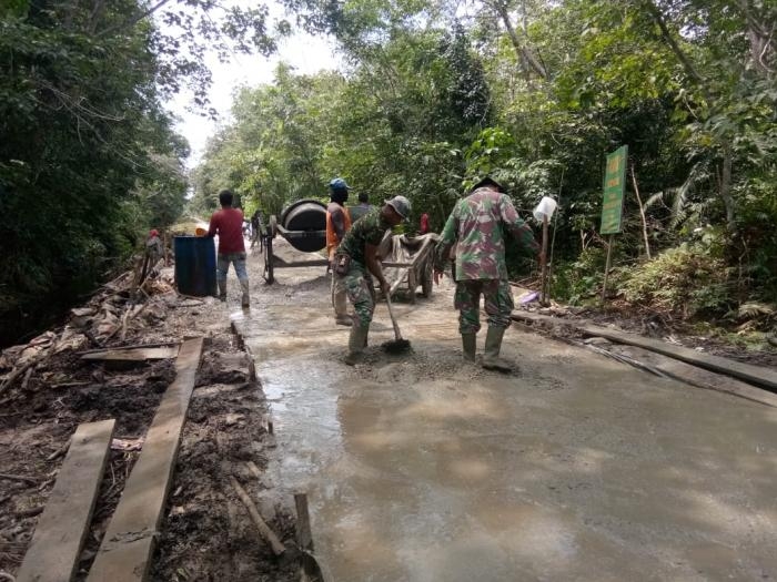 Kebersamaan Masyarakat Desa Api Api Bersama Satgas TMMD ke-108 Kodim 0303/Bengkalis Terjalin Kompak