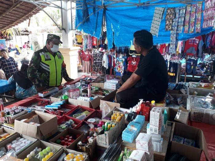 Anggota Danramil 08/Merbau gelar patroli gakplin protokol kesehatan.