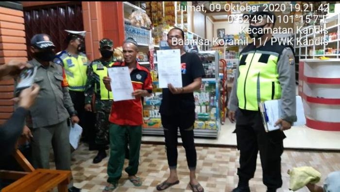 Babinsa Koramil 11/Pwk Kandis, kembali lakukan kegiatan operasi bantuan kemanusiaan 
