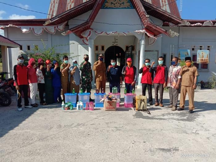 Pemdes Kembung Luar Berperan Aktif Cegah Covid-19 Dengan Membagi Masker ke Warga Desa