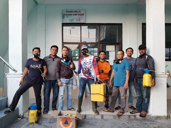 Pemuda RT.02 RW.01 Kelurahan Rimba Sekampung Gotong Royong Semprot Desinfectan