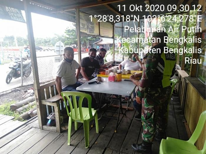 Personil Koramil 01/Bks bersam Tim Gabungan terapkan disiplin covid - 19 di Pelabuhan Roro Air Putih