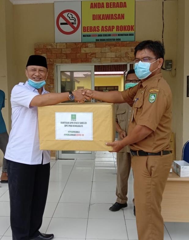Sugianto Bagikan APD di Puskesmas Desa Sadar Jaya Kec. Siak Kecil