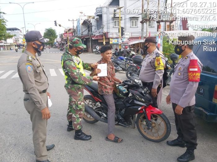Putus Covid 19, Personil Koramil 10 Perawang Gelar Patroli Prokes di Posko PPKM