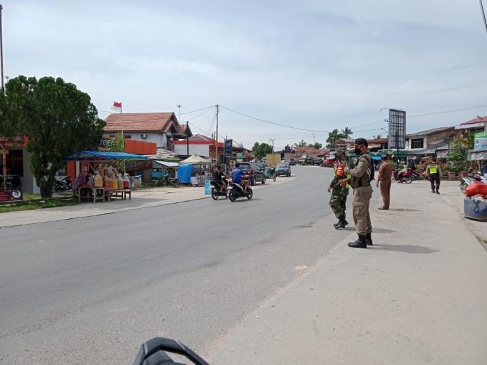 Anggota Danramil 09/Minas gelar patroli gakplin protokol kesehatan