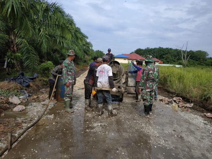 Satgas TMMD ke 108 Kodim 0303/Bengkalis dan Warga Tetap Semangat Bangun Jalan
