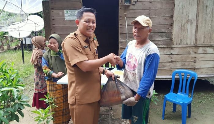 Peduli COVID - 19, Kepala Desa Senderak Harianto Bagikan 400 Paket Sembako Kepada Warga