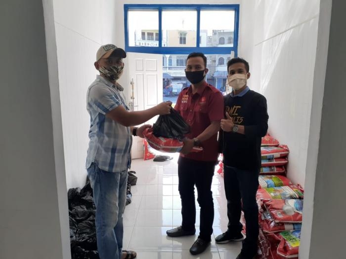 Kasmarni Salurkan Sembako Bagi Wartawan Bengkalis