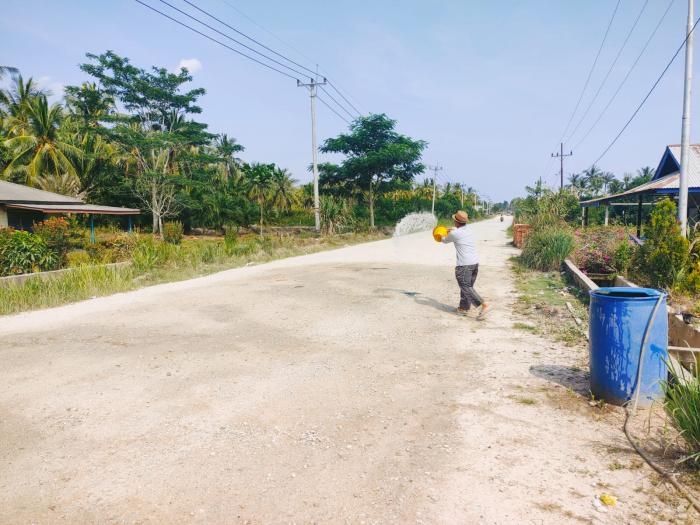 Kondisi Cuaca Panas, Jalan Lintas Pulau Rupat Berdebu Butuh Mobil Siram