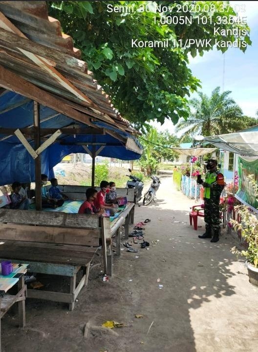 Anggota Danramil 11/Kembali Berikan Paket Internet Gratis Kepada Siswa.