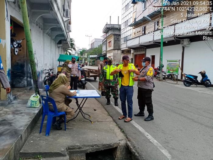 Anggota Koramil 02 Tebing Tinggi Gelar Operasi Yustisi dan Patroli Prokes