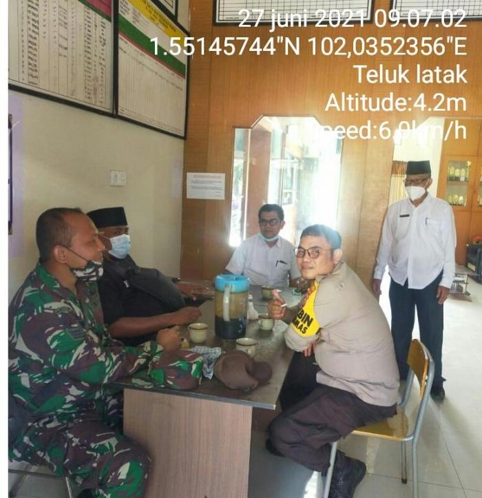 Antisipasi Penyebaran Covid 19, Babinsa Koramil 01 Bengkalis Gelar Komsos di Desa Teluk Latak