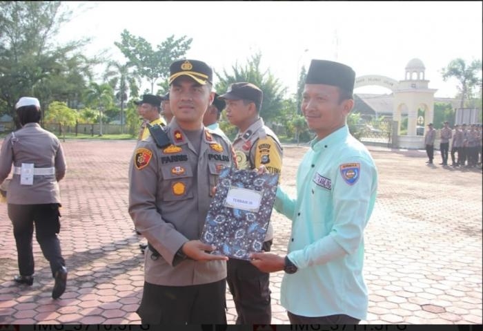 Sekdes Kembung Baru Suhendra Menerima Penghargaan Satkamling Terbaik se- Kabupaten Bengkalis 