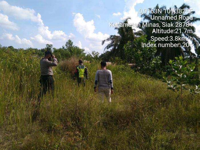 Pantau Karlahut, Anggota Koramil 11 Kandis Serda Edi Simanjuntak Gelar Patroli Bersama Warga