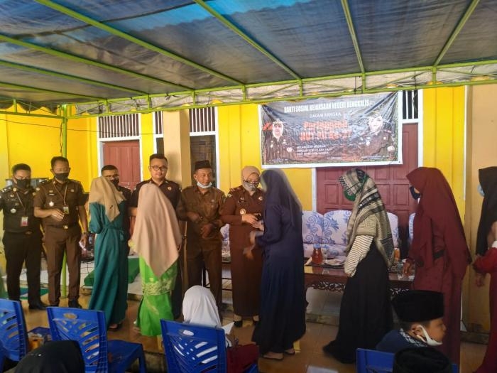 Kajari Bengkalis Santuni Anak Yatim Desa Bantan Tua Sempena HUT PJI Ke 27   