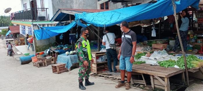 Babinsa Koramil 09/Minas Lakukan Sosialisasi Protokol Covid - 19, di Pasar Tradisional Kel. Minas Ja