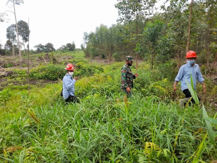 Cegah Titik Api, Babinsa Kampung Tasik Betung Gelar Patroli Karlahut