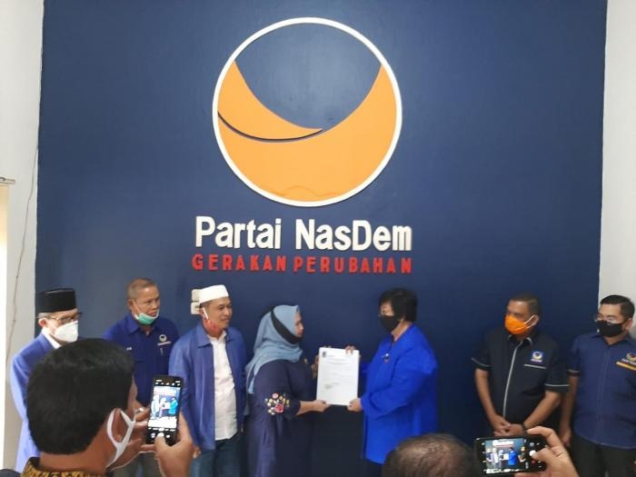 Diserahkan Siti Nurbaya, Kasmarni Terima Surat Dukungan Nasdem