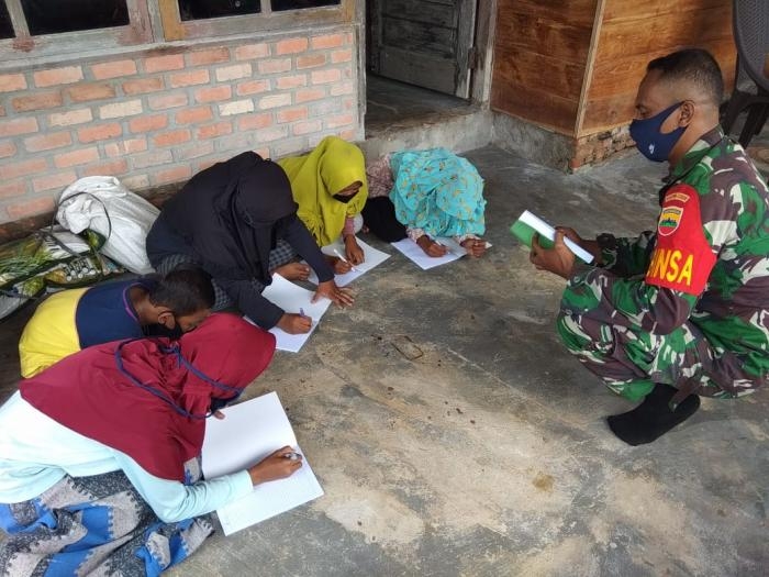 Dalam Situasi Covid - 19, Koramil 09/Minas Bagikan Kuota Internet Belajar Kepada Siswa Kurang Mampu.