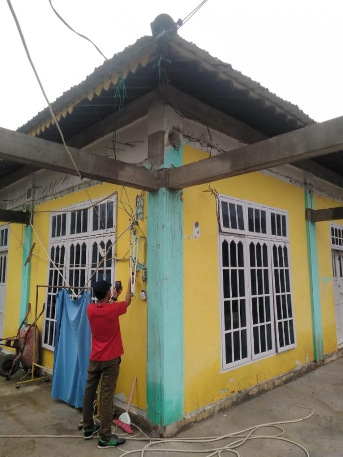 Mantap! Dosen Polbeng Lakukan Perbaikan Instalasi Listrik Rumah Ibadah di Desa Lubuk Muda
