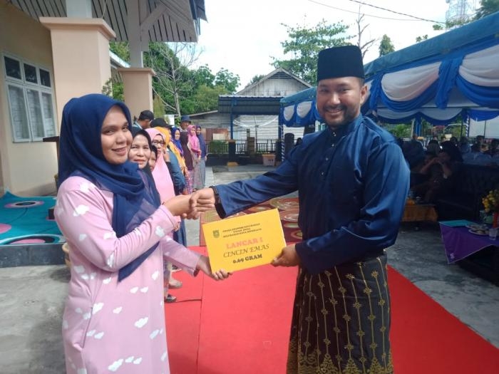 Lurah Kota Bagikan Emas Pada Gebyar Hadiah UEK Tunas Muda Kelurahan Kota Bengkalis