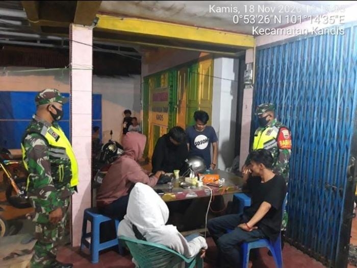 Anggota Danramil 11/Pwk Kandis mengelar Patroli Gakplin Protokol Kesehatan