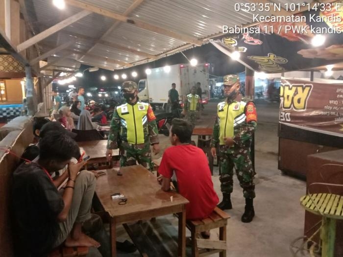 Babinsa Koramil 11 Kandis Kembali Terapkan Disiplin Prokes di Telaga Sam Sam 