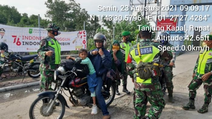 Antisipasi Kerumunan Warga, Serda Hutapea Terapkan Aturan Prokes di Pelabuhan Tanjung Kapal