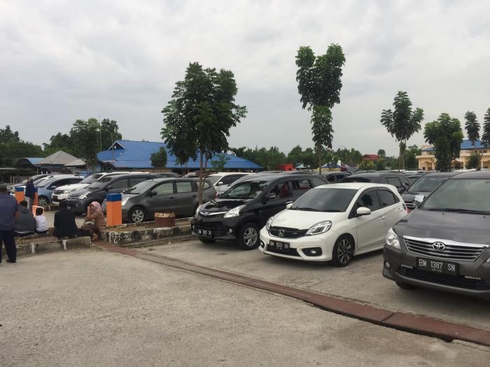H+2 Lebaran 2018 Kendaraan Mulai Memadati Pelabuhan Roro Air Putih