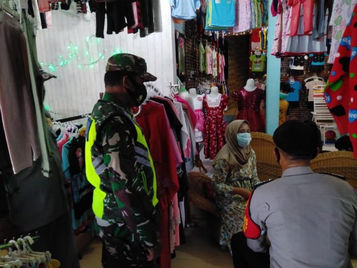 Lawan Virus, Anggota Koramil 09 Minas Maksimalkan Prokes di Pasar Tradisional
