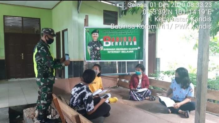 Anggota Danramil 11/Pwk Kandis Berikan Paket Internet Gratis Kepada Siswa.