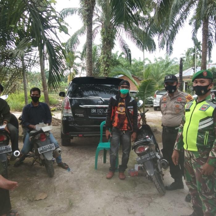 Anggota Danramil 12/Pwk Sabak Auh kembali gelar patroli yustisi protokol kesehatan.