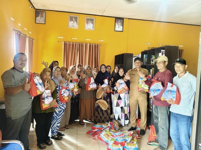 Kecamatan Bantan Salurkan Bantuan Sembako Untuk Masyarakat Pambang Pesisir 