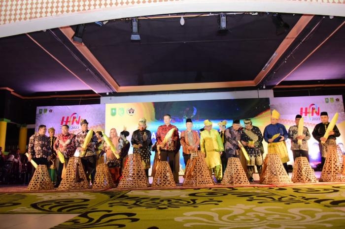 Hadiri Malam Puncak HPN dan HUT PWI ke-77, Bupati Kasmarni Ucapkan Selamat 