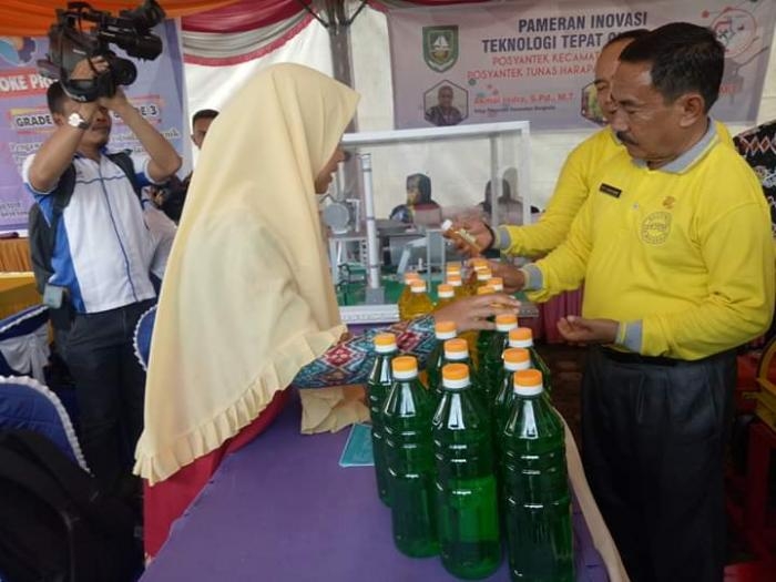 Ikut Pameran Inovasi Teknologi, AKN Bengkalis Kenalkan Produk Turunan Serai Wangi