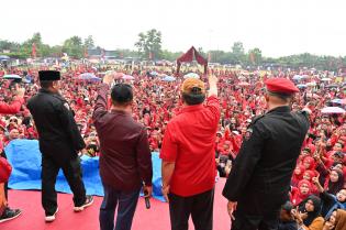 Ketua PDI - P Zukri Perintahkan Kawal Kemenangan Cagubri Bermarwah di Pelalawan