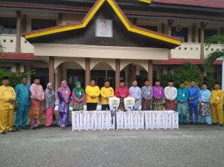 Dua Aleg Partai Golkar Serahkan Bantuan Alat Penyemprot Disinfektan ke Camat Mandau