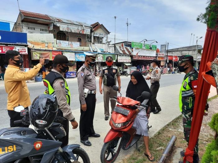 Babinsa Koramil 09/Minas lakukan operasi bantuan kemanusiaan covid - 19 di Kelurahan Minas Jaya.
