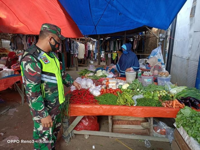 Cegah Penyebaran Covid 19, Personil Koramil 09 Minas Kembali Gelar Patroli Prokes di Pasar Tradision