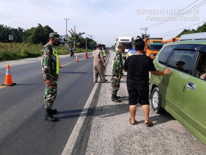Anggota Koramil 11 Kandis Kembali Gelar Operasi Yustisi Di Pos Penyekatan Mudik