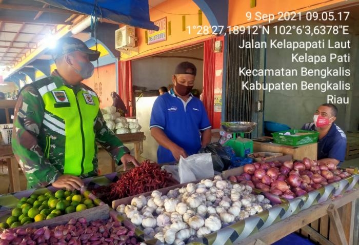 Antisipasi Penularan Virus, Koramil 01 Bengkalis Perkuat Disiplin Prokes di Pasar Terubuk